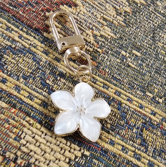 Unbranded Accessories - Elegant Gold and White Flower Keychain Purse Charm NWOT